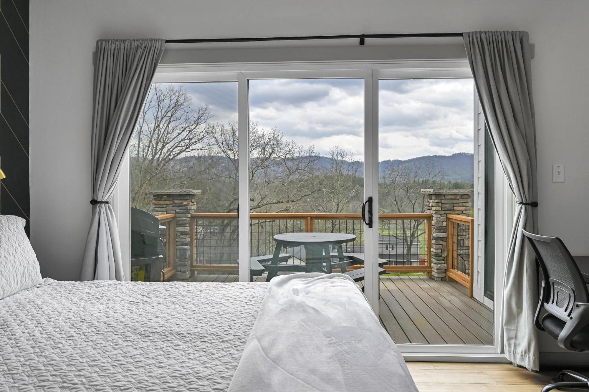 فيلا Mon Tresor, Modern Mountain Views With Deck Weaverville المظهر الخارجي الصورة