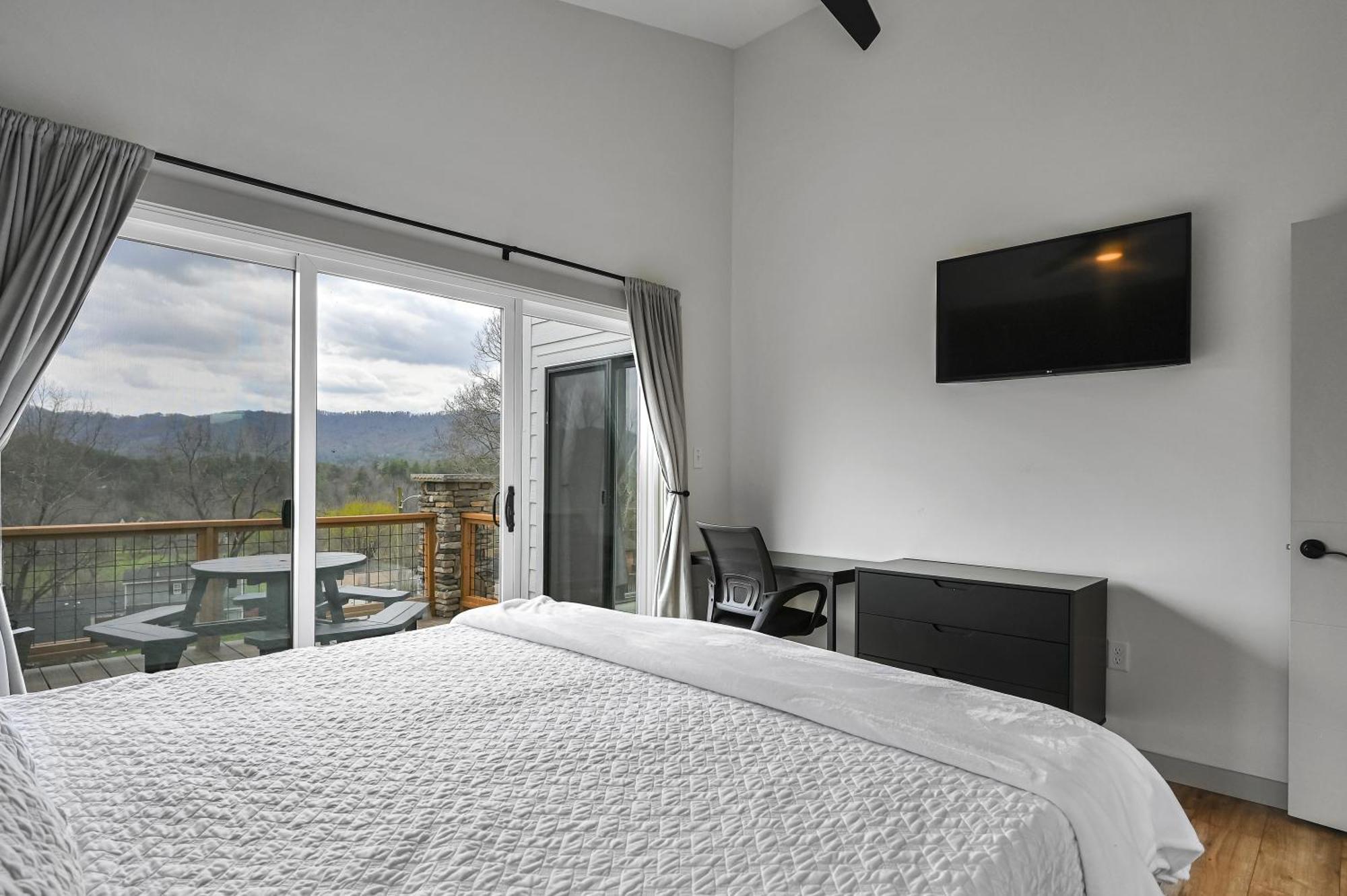 فيلا Mon Tresor, Modern Mountain Views With Deck Weaverville المظهر الخارجي الصورة